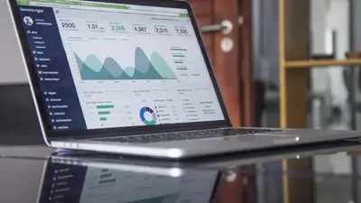 Laptop mit Trading-Charts als Symbolbild für Etoro